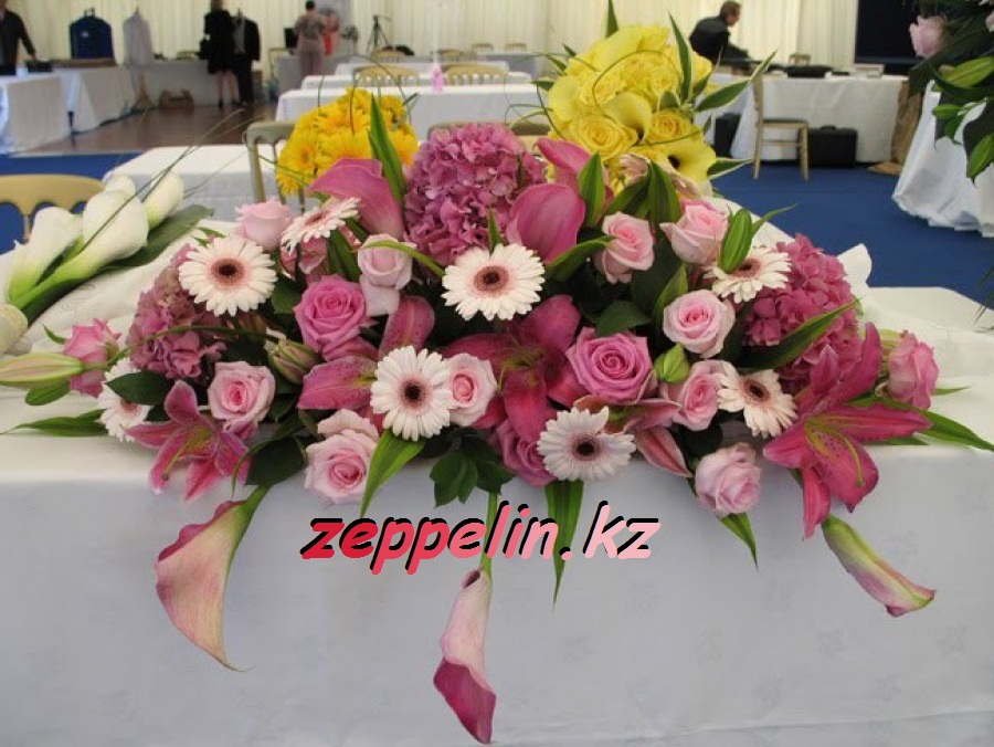 букет из цветов на стол свадьба оформление в Алматы
