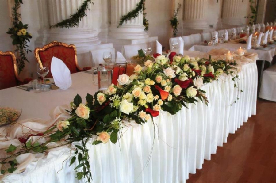 украшение живыми цветами свадебного стола