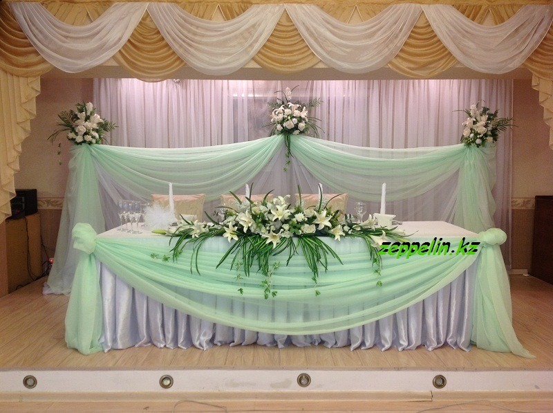 оформление свадьбы живыми цветами стола жениха и невесты